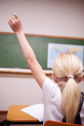 Bilde av en som rekker opp hånden med spørsmål om alternativ kreftbehandling